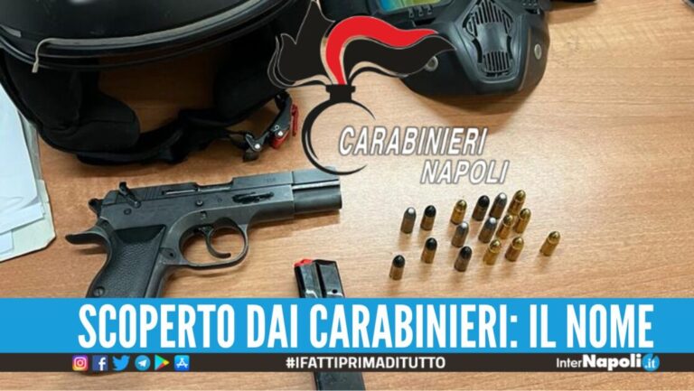Nascondeva casco e pistola in casa, blitz nel quartiere di Napoli