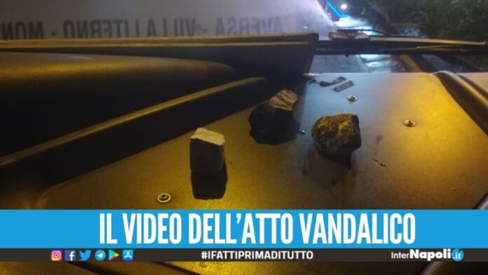 Sassi contro il bus Aversa-Mondragone, paura per passeggeri e autista