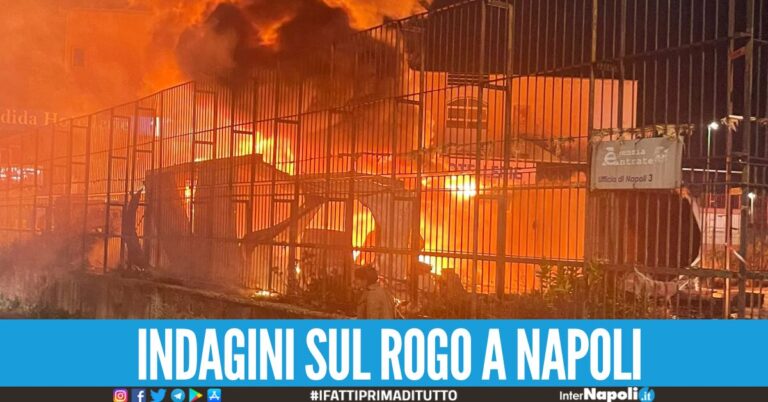 Maxi rogo nella notte a Napoli, intervento dei pompieri prima della tragedia