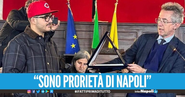 [Video]. “Sono proprietà di Napoli, le parole di Geolier durante la premiazione in Comune