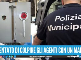 Follia a Qualiano, automobilista fermato senza assicurazione e revisione aggredisce la Municipale