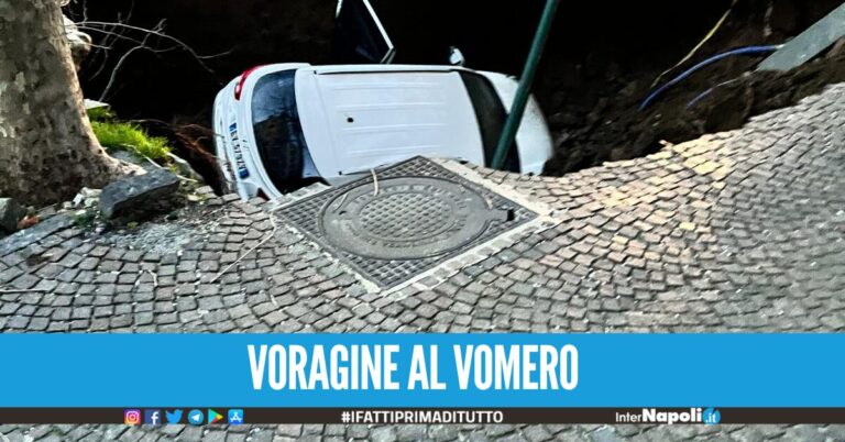 Napoli, crollo in via Morghen: persone estratte da due auto inghiottite dall’asfalto