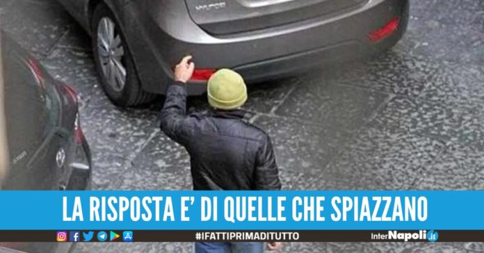 parcheggiatore abusivo carabiniere napoli