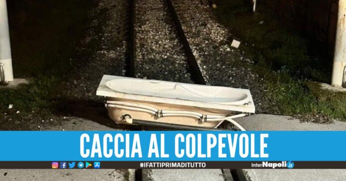 Vasca da bagno abbandonata sui binari della Circumvesuviana