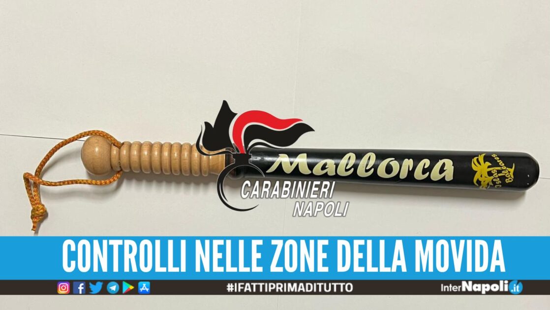 Napoli, denunciati due minorenni: giravano in scooter con manganelli  telescopici modificati con le lame 