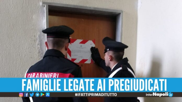 Occupano 4 case nella 167 di Arzano, scattano gli sgomberi