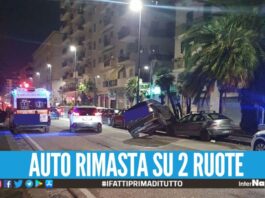 Carambola d'auto a Napoli, conducente finisce contro i veicoli in sosta