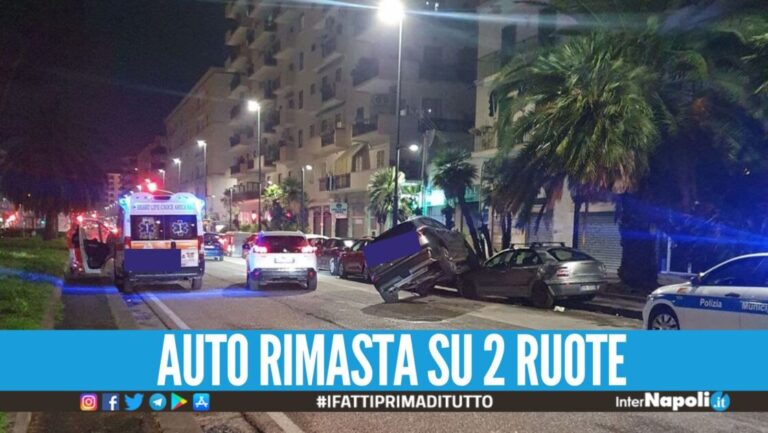 Carambola d'auto a Napoli, conducente finisce contro i veicoli in sosta