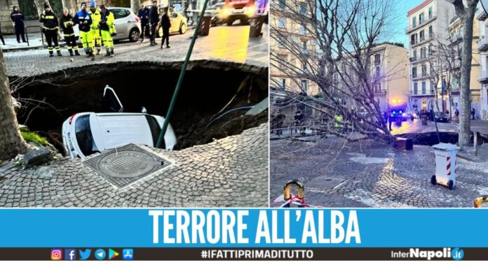 Auto inghiottite dalla voragine a Napoli, spavento per i conducenti