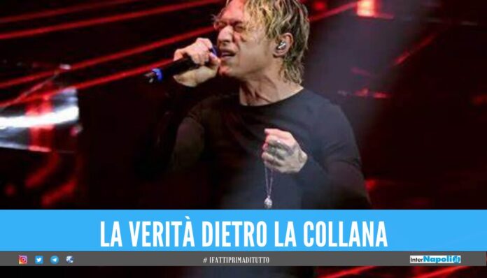 Durante l'esibizione, Irama tiene tra le mani una collana, particolare si rivela essere il suo significato.