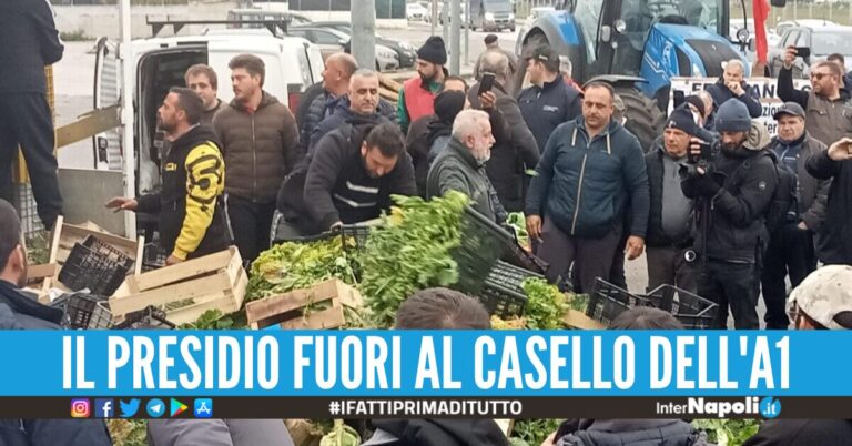 Protesta dei trattori nel Casertano, verdura gettata in strada poi donata agli automobilisti