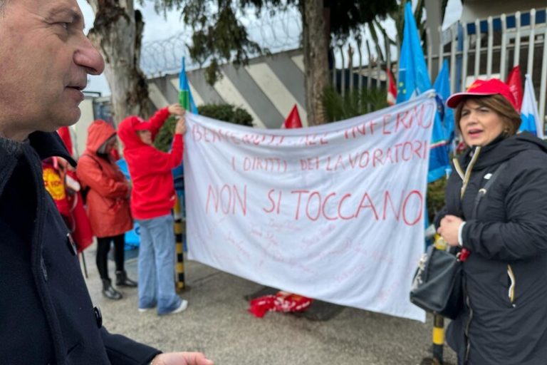 Rsu Leonardo, sciopero solidarietà per addetti mensa: presidi al Fusaro, Giugliano e Nola