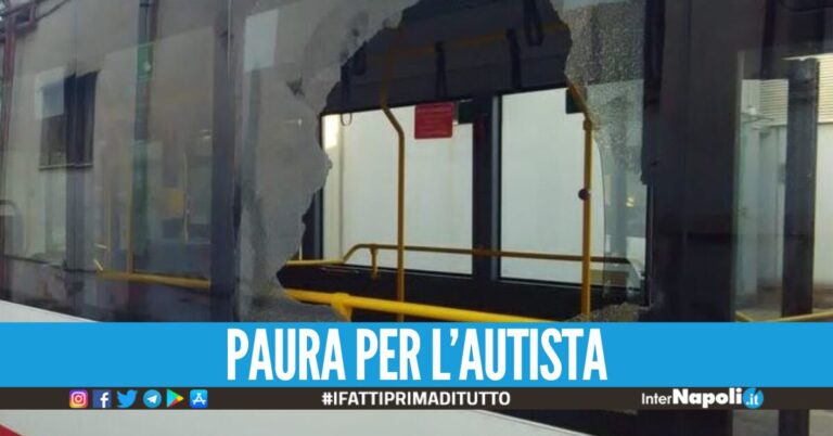 Follia a Napoli, autobus in servizio preso a sassate: distrutti i vetri