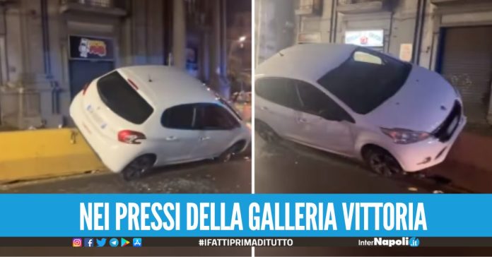 Le strade come pista da corsa a Napoli, auto finisce contro lo spartitraffico
