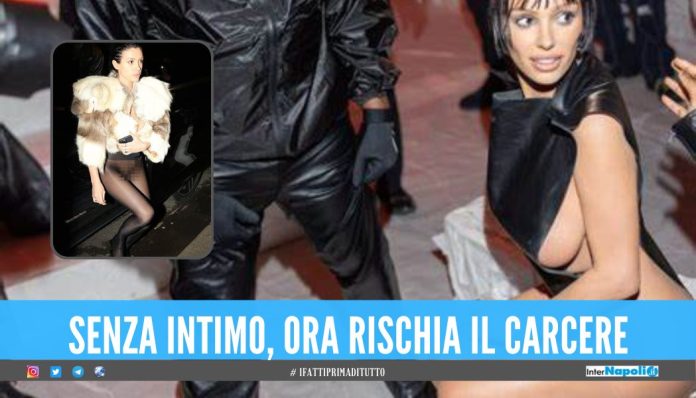 Bianca Censori si presenta senza intimo alla settimana della moda di Parigi.