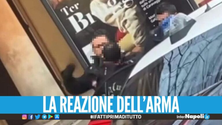 Carabinieri picchiano uno straniero durante un controllo, il video diventa virale