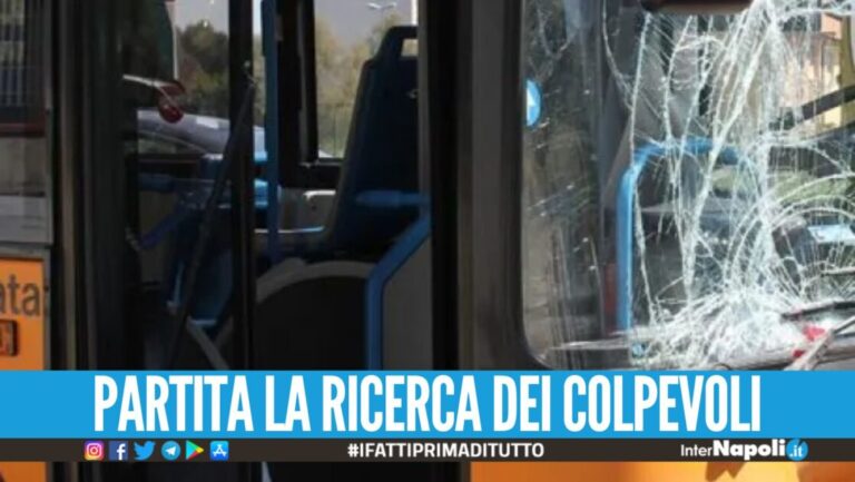 Distruggono il bus a colpi di mazze, folle raid in strada a Napoli