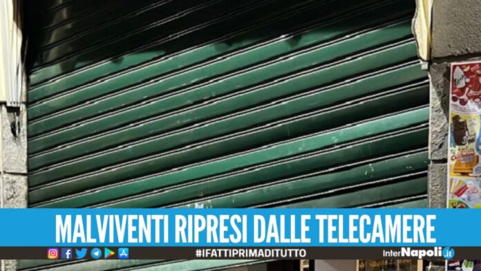 Furto in tabaccheria a Fuorigrotta, banditi in fuga con i soldi