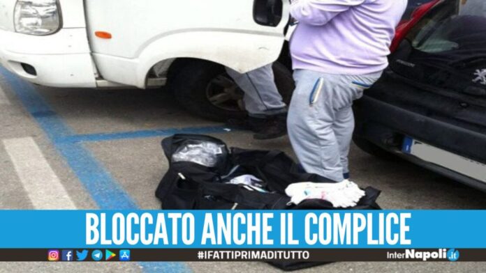 Rapinò lo smartphone in strada a Napoli, preso il venditore di calzini