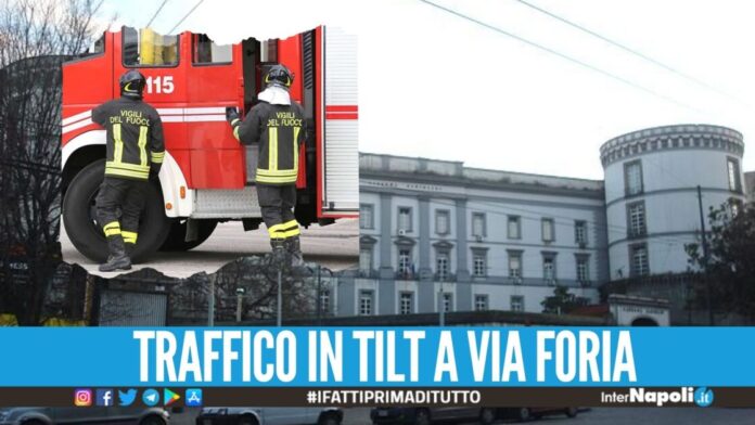 Scoppia l'incendio negli uffici del Giudice di Pace, paura in via Foria