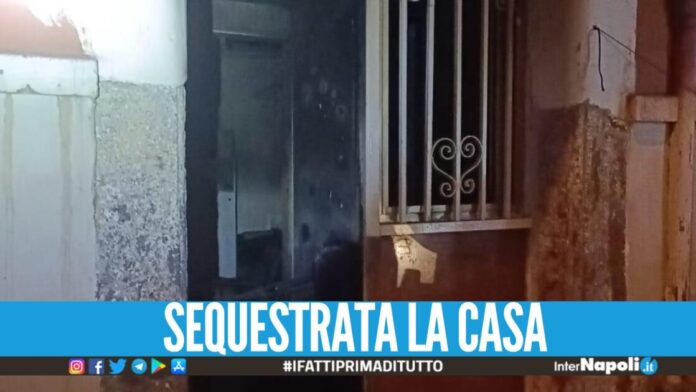 Incendio divora un 'basso' a Napoli, indagini sulle cause e sui residenti