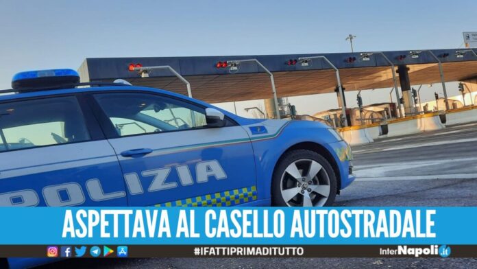 Assurdo sull'autostrada Napoli-Canosa, rapinatore mostra i genitali