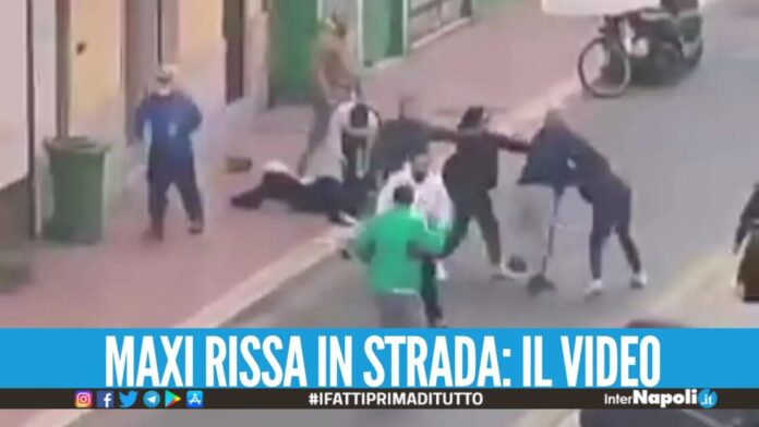 Rissa alla processione di Pasqua, volano calci e pugni: ci sono feriti