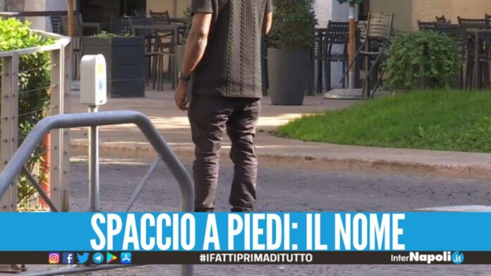 Da Scampia a Giugliano per spacciare cocaina, bloccato in strada