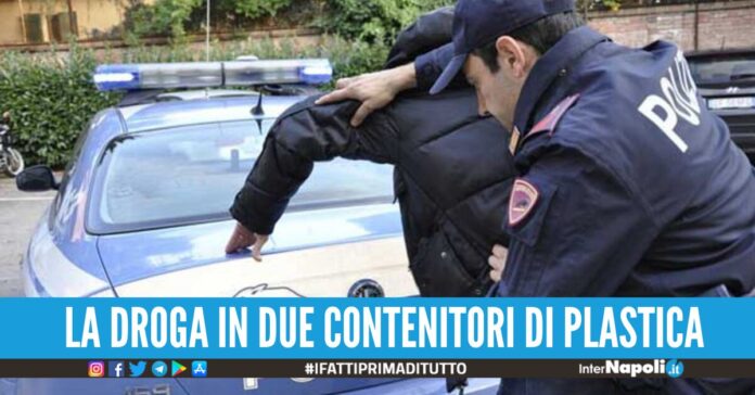 consegna la droga al figlio napoli