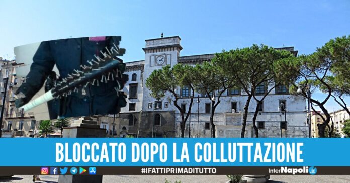 mazza chiodata polizia napoli