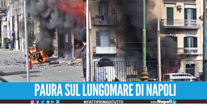 Paura alla Riviera di Chiaia, rogo in un salone di scooter pompieri evitano il peggio