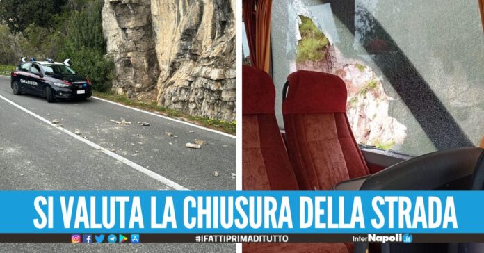 Paura in Costiera, massi cadono dalla montagna e colpiscono un bus