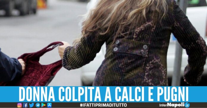 Scippo con 'strascino' in strada a Casoria, caccia al rapinatore