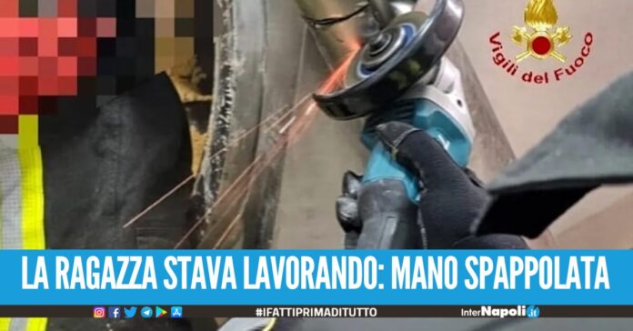Incidente sul lavoro in una gelateria nel Casertano, la mano di una 29enne si incastra nell'impastatrice