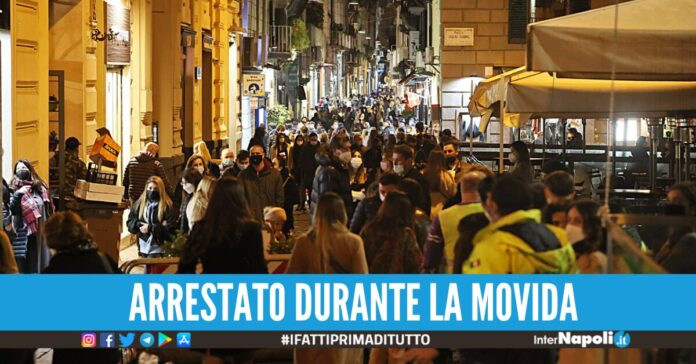 tenta di baciare due giovani napoli