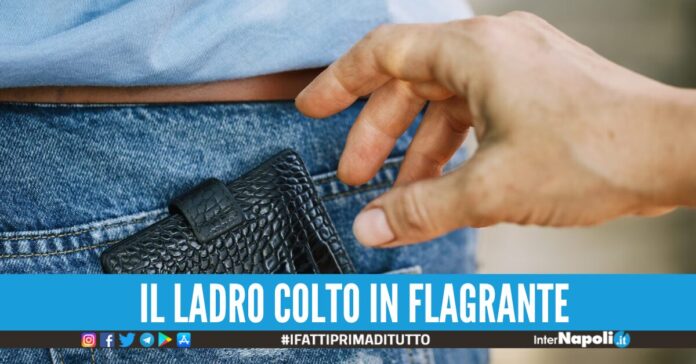 scippo portafoglio turisti napoli