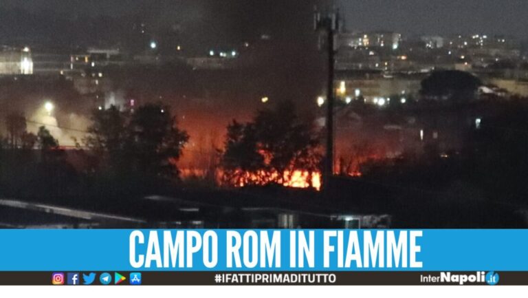 Grosso incendio al campo rom di Scampia. Sul posto i vigili del fuoco e la Polizia