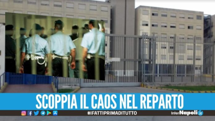Calci e pugni nel carcere di Secondigliano, feriti 3 agenti penitenziari