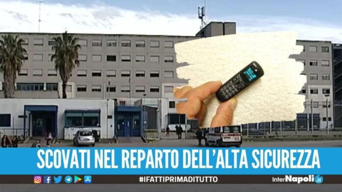 Coltelli e microtelefoni sequestrati nel carcere di Secondigliano