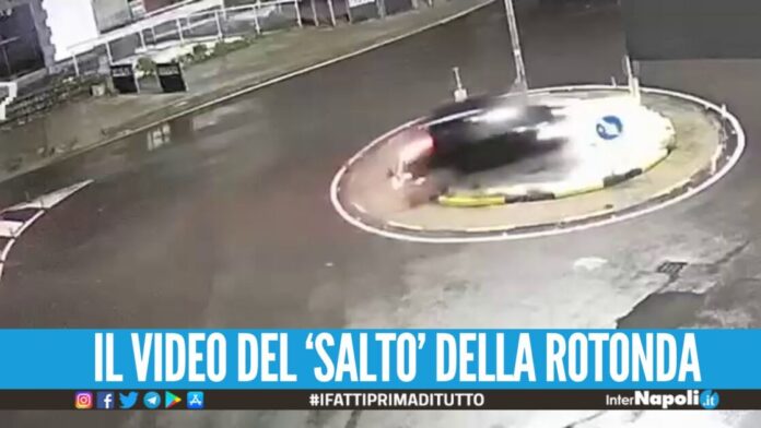 Taglia la 'rotonda di Candida' a folle velocità, paura tra Villaricca e Qualiano