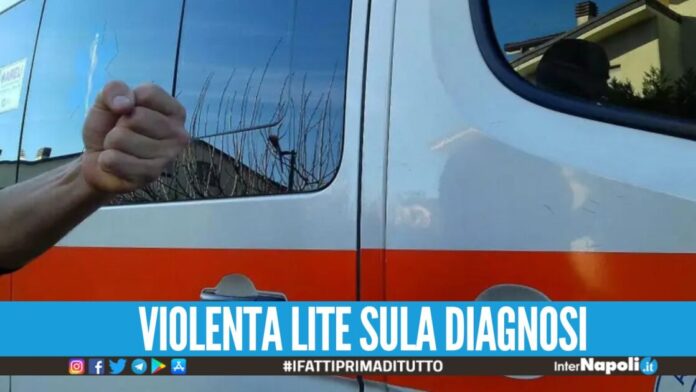 Prende a calci il dottore e l'infermiera in strada a Napoli: 