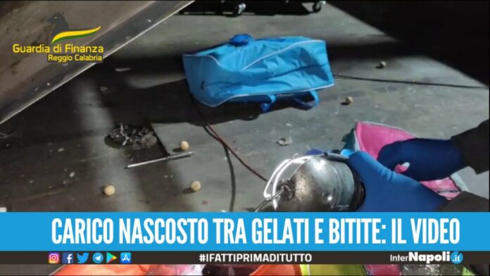 In viaggio da Reggio Calabria a Napoli con 18 kg di hashish, catturato il corriere