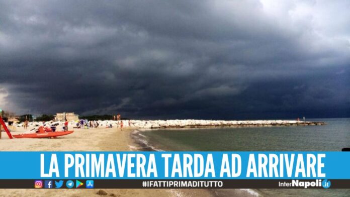 Stop ai tuffi in mare e agli aperitivi, scatta l'allerta meteo a Napoli