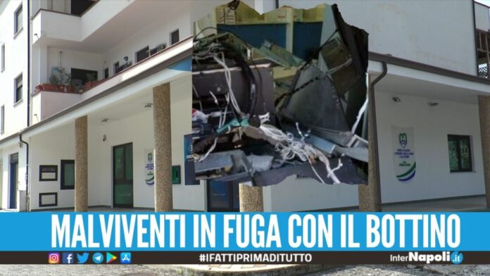 Cassaforte della banca sradicata con una bomba, banda in fuga nel Salernitano