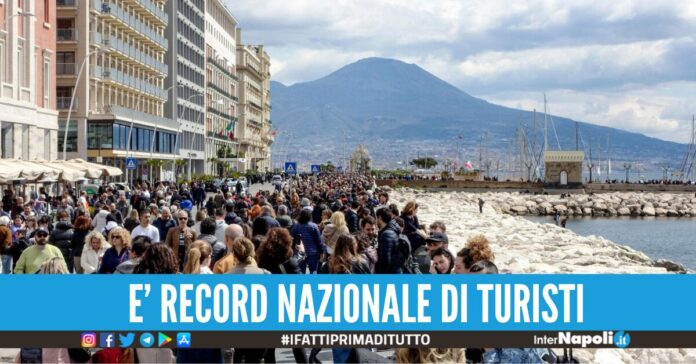 25 aprile 1 maggio turisti napoli