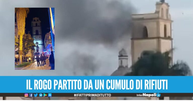 Paura a Sant'Antimo, incendio alla chiesa Santo Spirito le fiamme hanno avvolto anche il campanile
