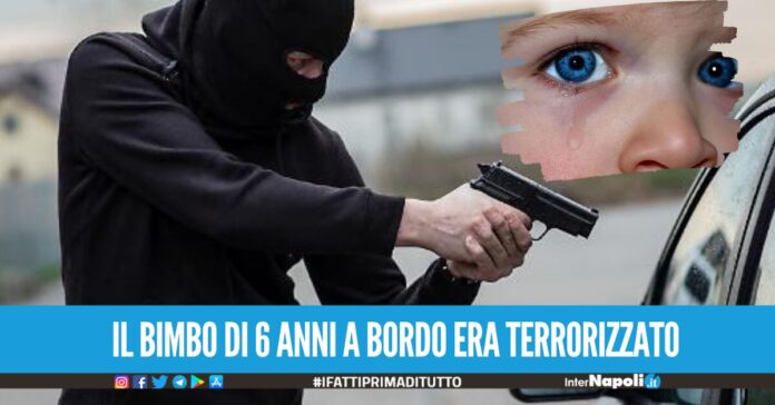 Pistola in faccia per rapinare l'orologio, terrore per mamma e figlio a Fuorigrotta
