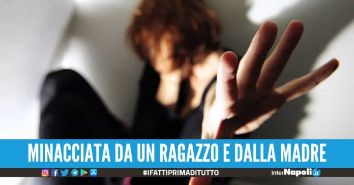 Ragazza minacciata