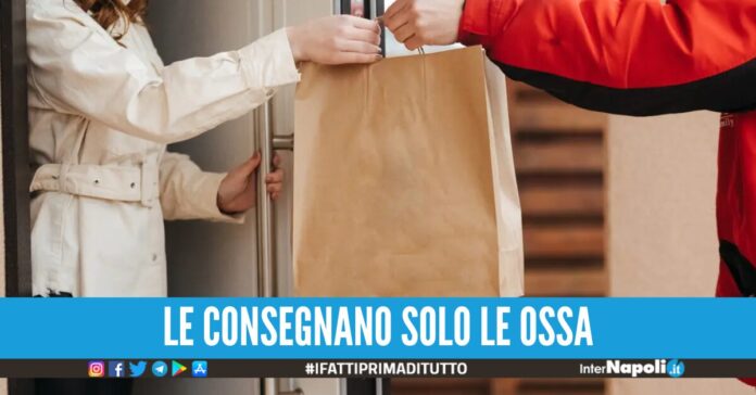 Rider mangia il cibo ordinato e consegna la busta vuota: 