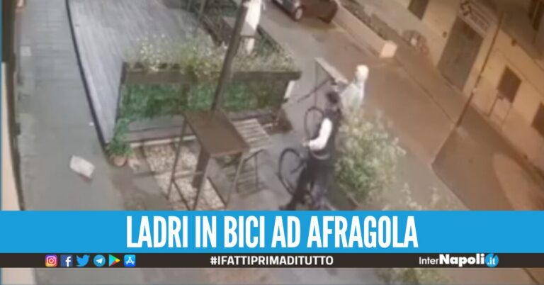 Assurdo ad Afragola, ladri in bici rubano i tavolini del bar: il video virale